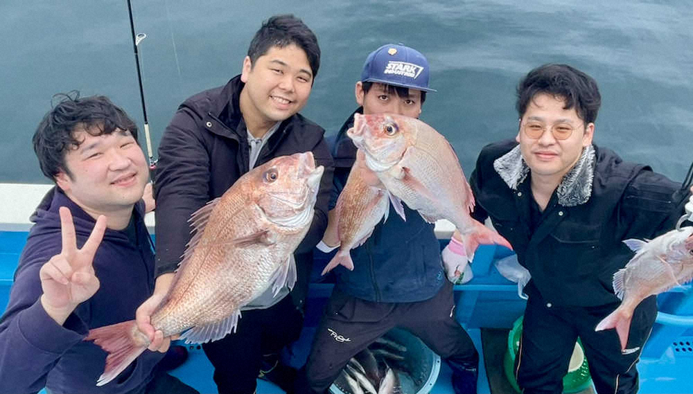 3・6キロの大型を仕留めた石川さん（左から2人目）と釣り仲間たち