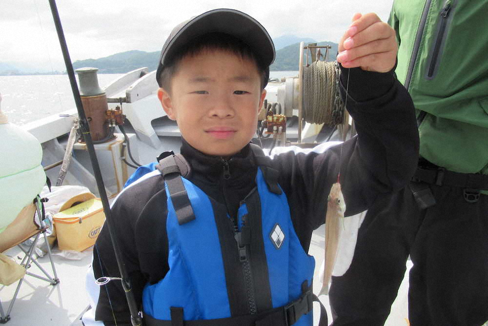 船釣り初挑戦の熊澤和寿くんは小型ながらキスを連発でヒット
