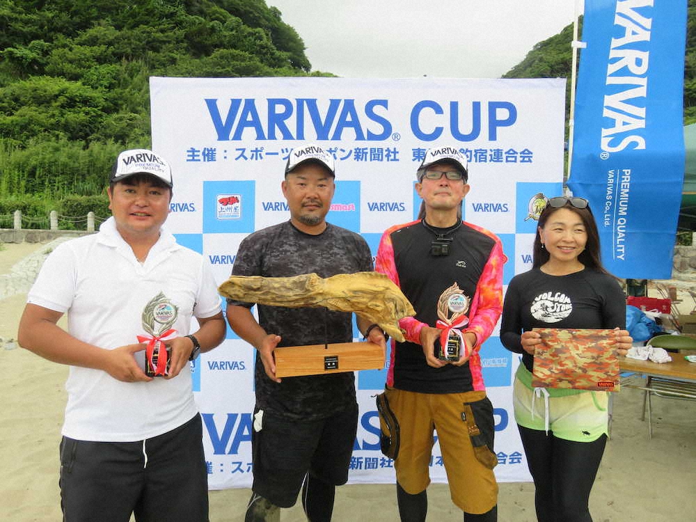 喜びの上位入賞者。左から2位の間さん、優勝した前浜さん、3位の伊藤さん、レディース賞の湯沢さん