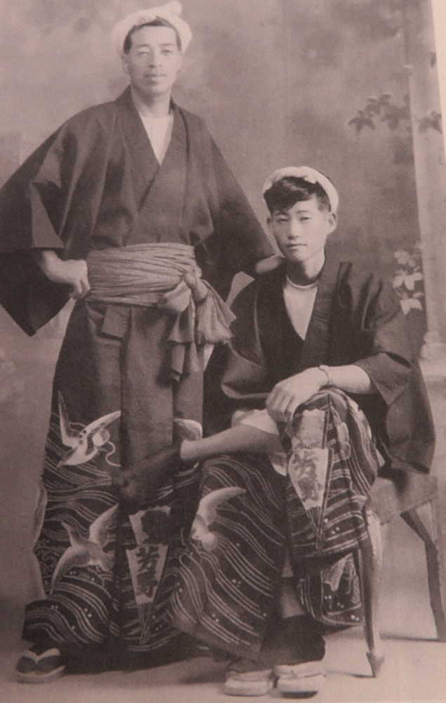 漁師だったころの芳野さん（左）