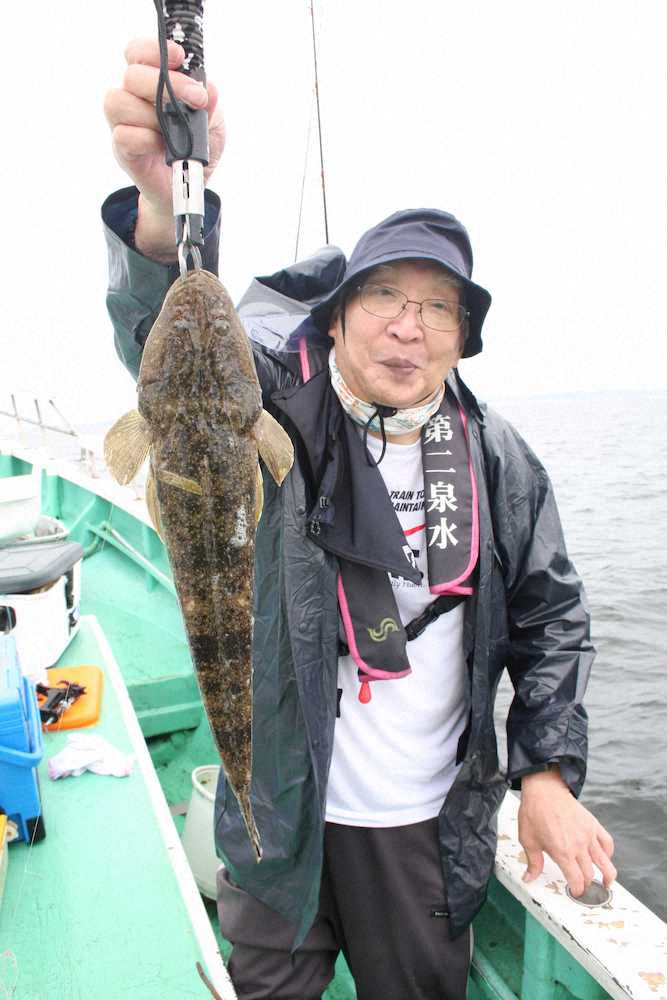 外道のマゴチを釣り上げたのは江東区の渡辺光雄さん