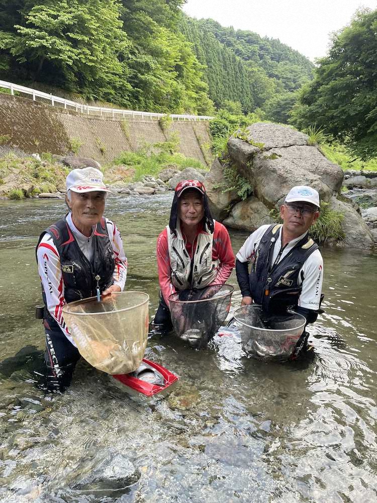 釣果を見せる左から花井さん、中村さん、石井さん