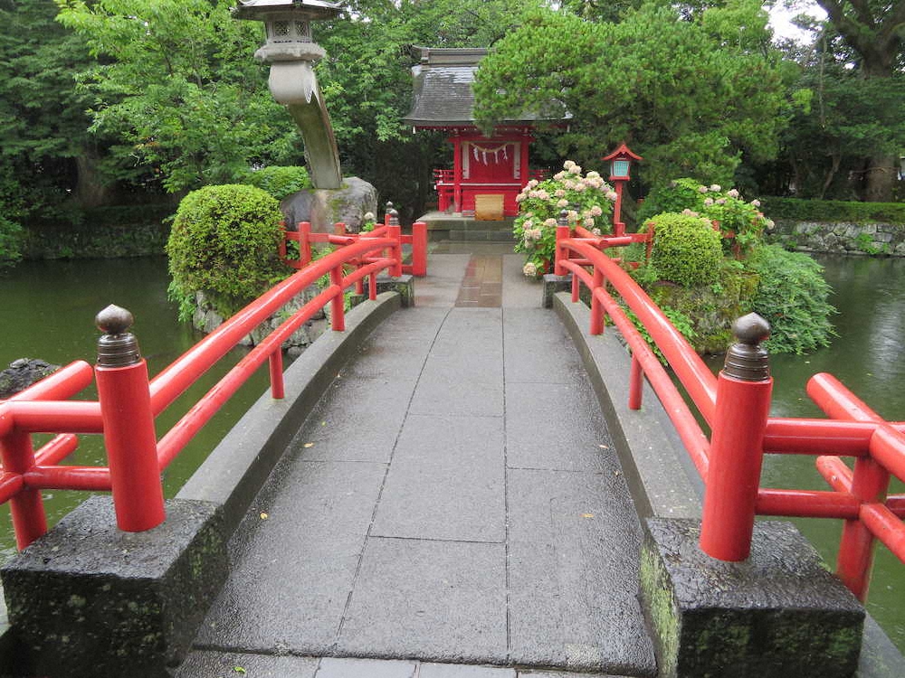 三嶋大社の神池に掛かる橋の向こうにたたずむ厳島神社