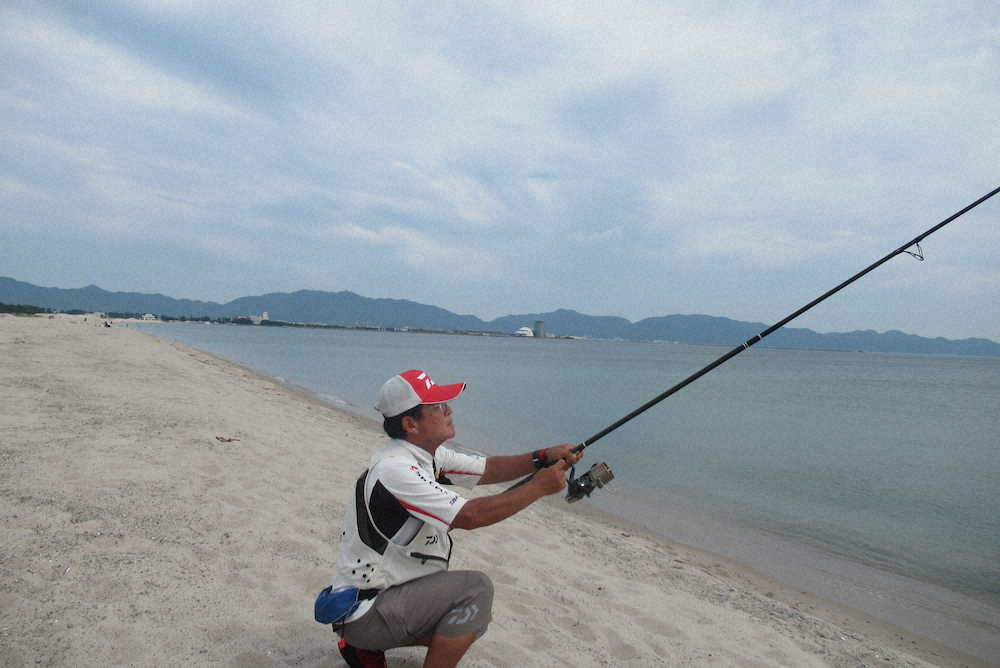 貸し切り状態の弓ケ浜で魚信を探る　　　　　　　　　　　　　　　　　　　　　　　　　　　　　