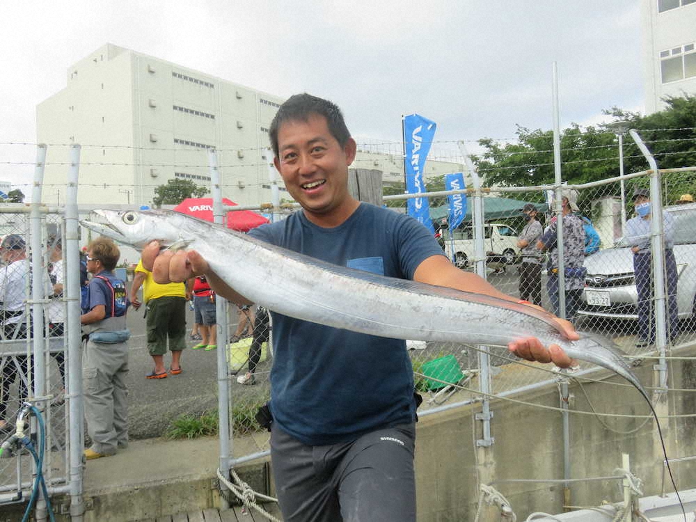 タチウオ釣りは駆け引きが魅力と話す加藤正嘉さん　