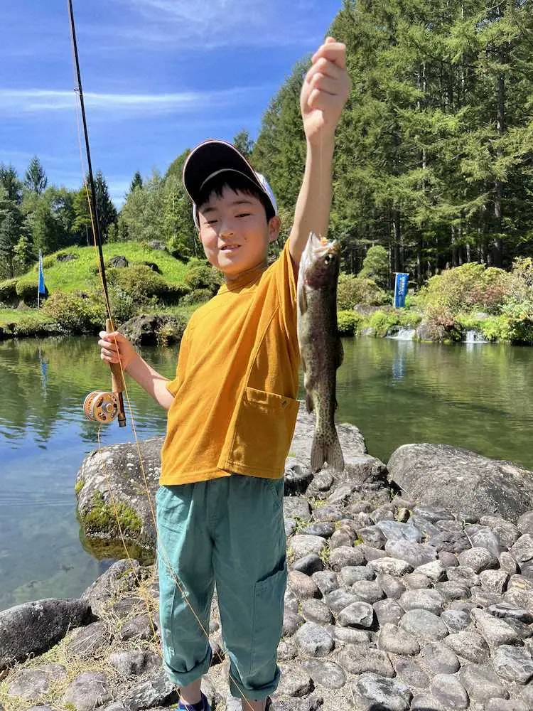 自作フライで 40センチレインボートラウト 初級者でも易しくターンで次々ヒット スポニチ Sponichi Annex 社会