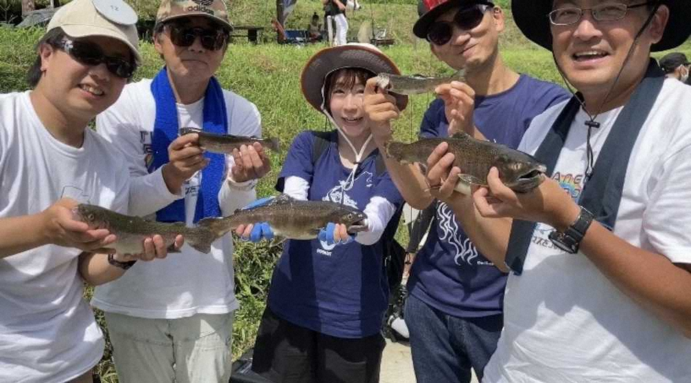 “寄付”する魚を釣り上げたメンバーと（中央が筆者、花村さんは右端）