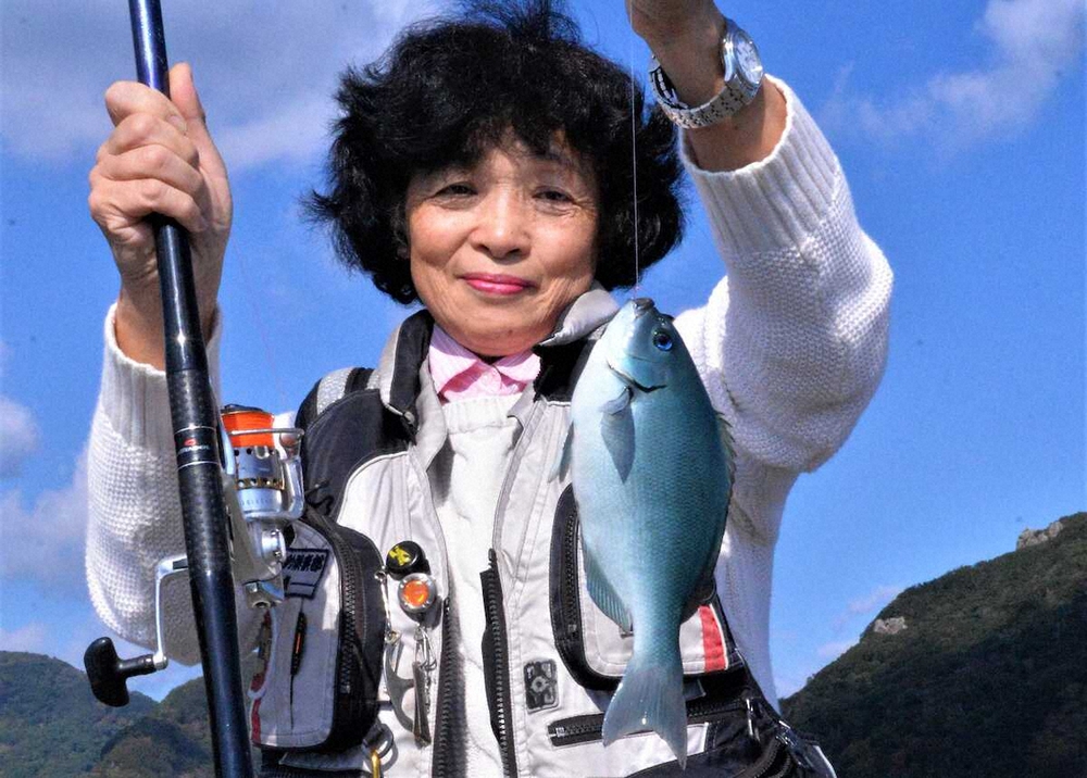 中型の尾長メジナを釣った川久保恵美子さん
