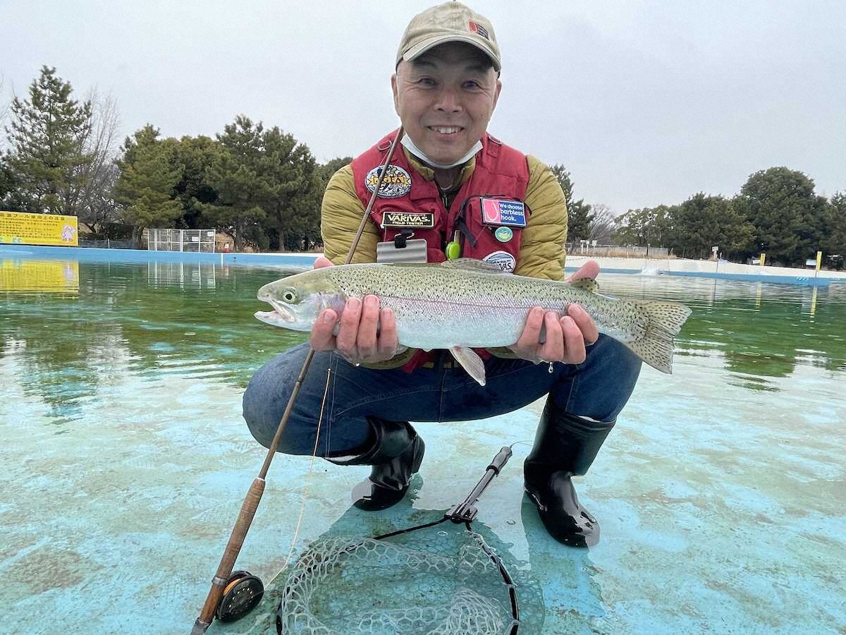 【画像・写真】ファイト一発!!53センチレインボー　強烈ヒット5分かけて引き寄せた