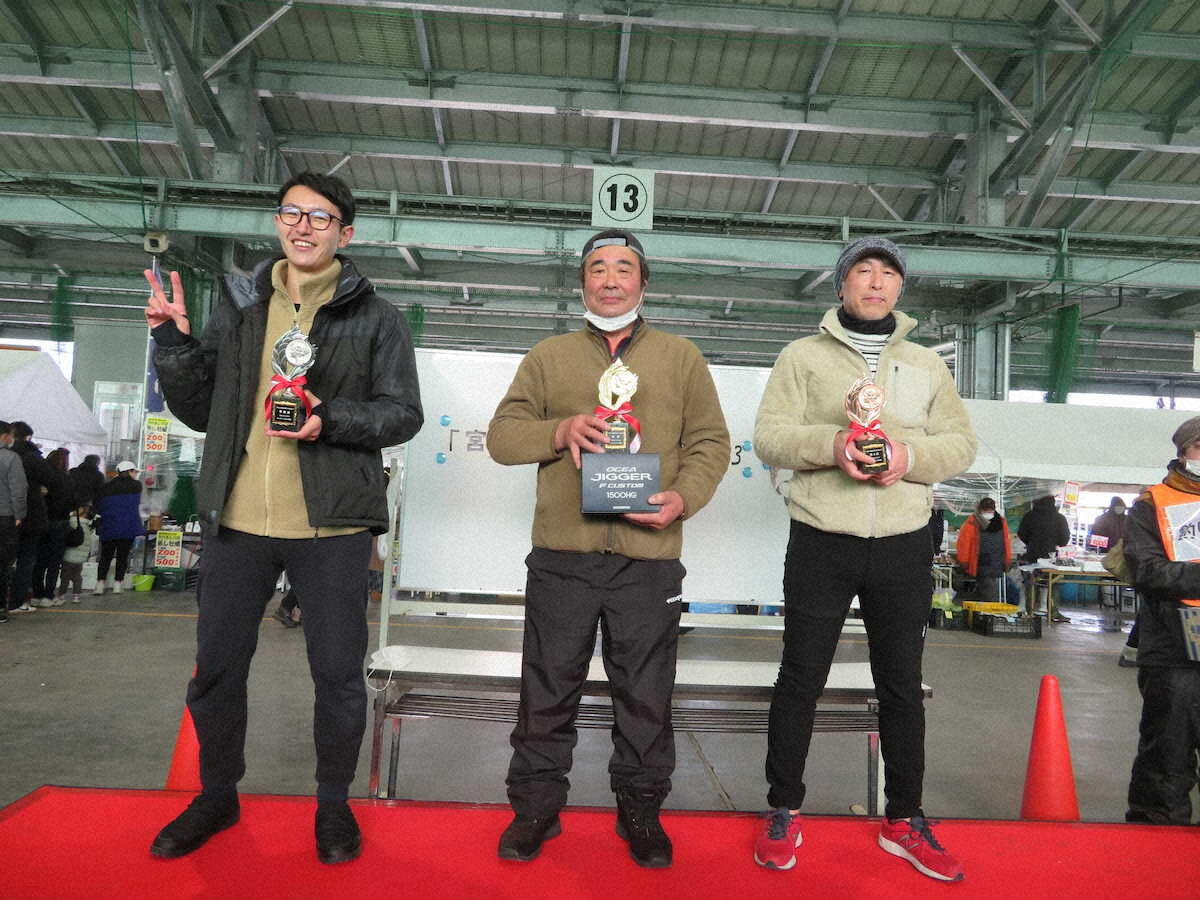 スポニチ賞を手に左から2位の東山崎さん、優勝の高森さん、3位の浜田さん　　　　　　　　　　　　　　　　　　　　　　　　　　　　　　　