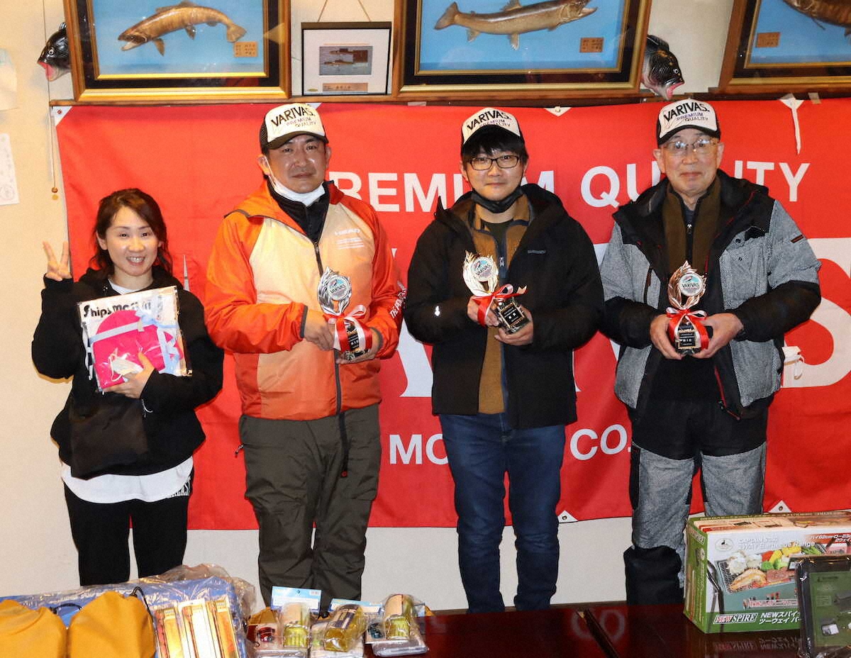 【画像・写真】バリバスカップ2022スポニチ「桧原湖ワカサギ釣り大会」　「手の感覚」大切に大久保さんV