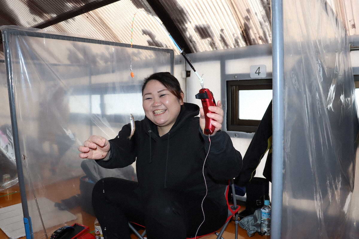 【画像・写真】バリバスカップ2022スポニチ「桧原湖ワカサギ釣り大会」　22年ホットに締めくくった