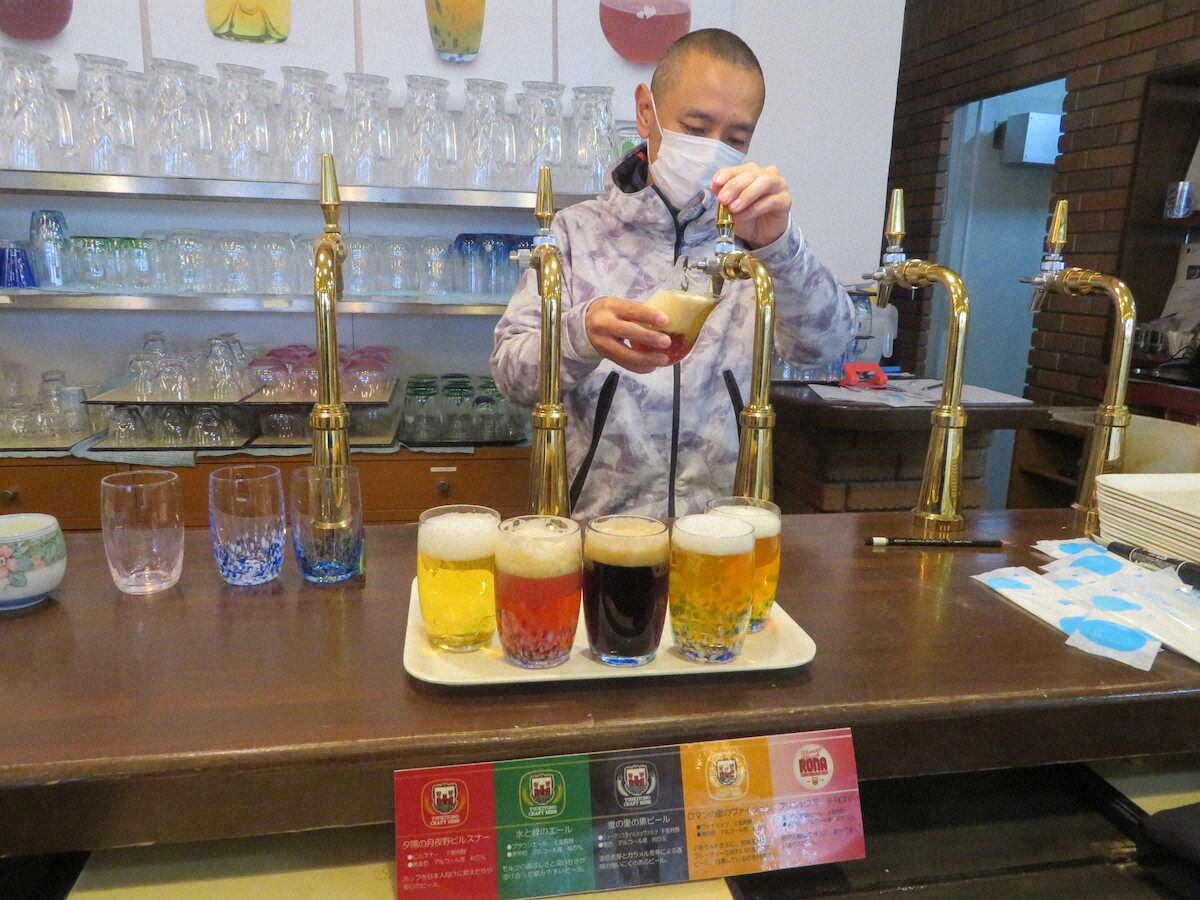 「クラフトビール飲み比べ」のビールを注ぐドブリーデンの齋藤季之さん