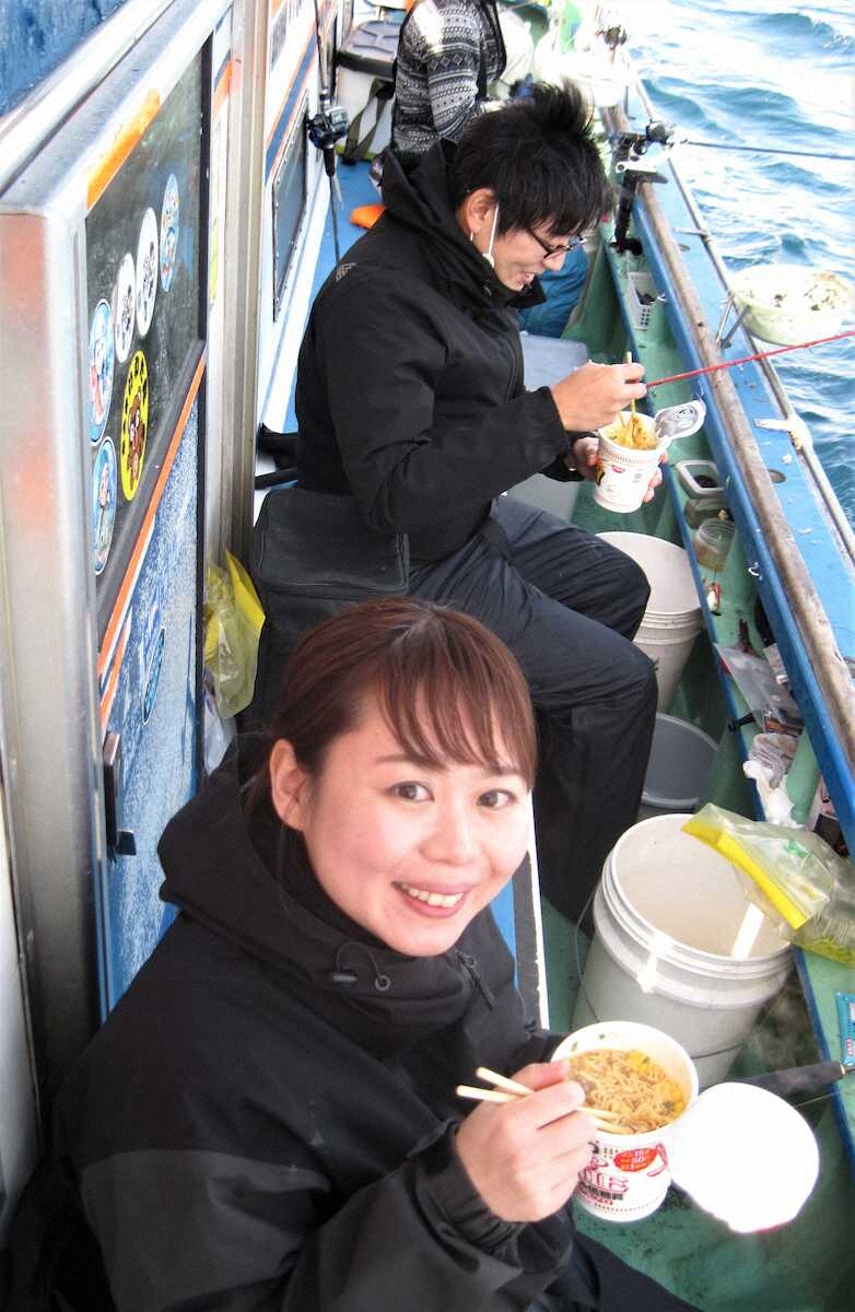 【画像・写真】お寒い釣果も程良く熱い2人　交際3年半ペア　仲良くカワハギは1匹ずつ