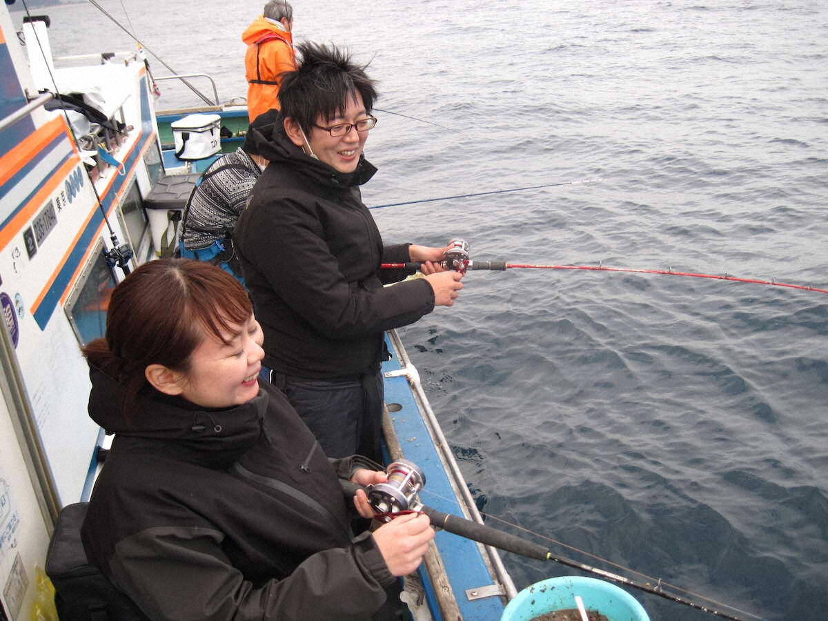 【画像・写真】お寒い釣果も程良く熱い2人　交際3年半ペア　仲良くカワハギは1匹ずつ