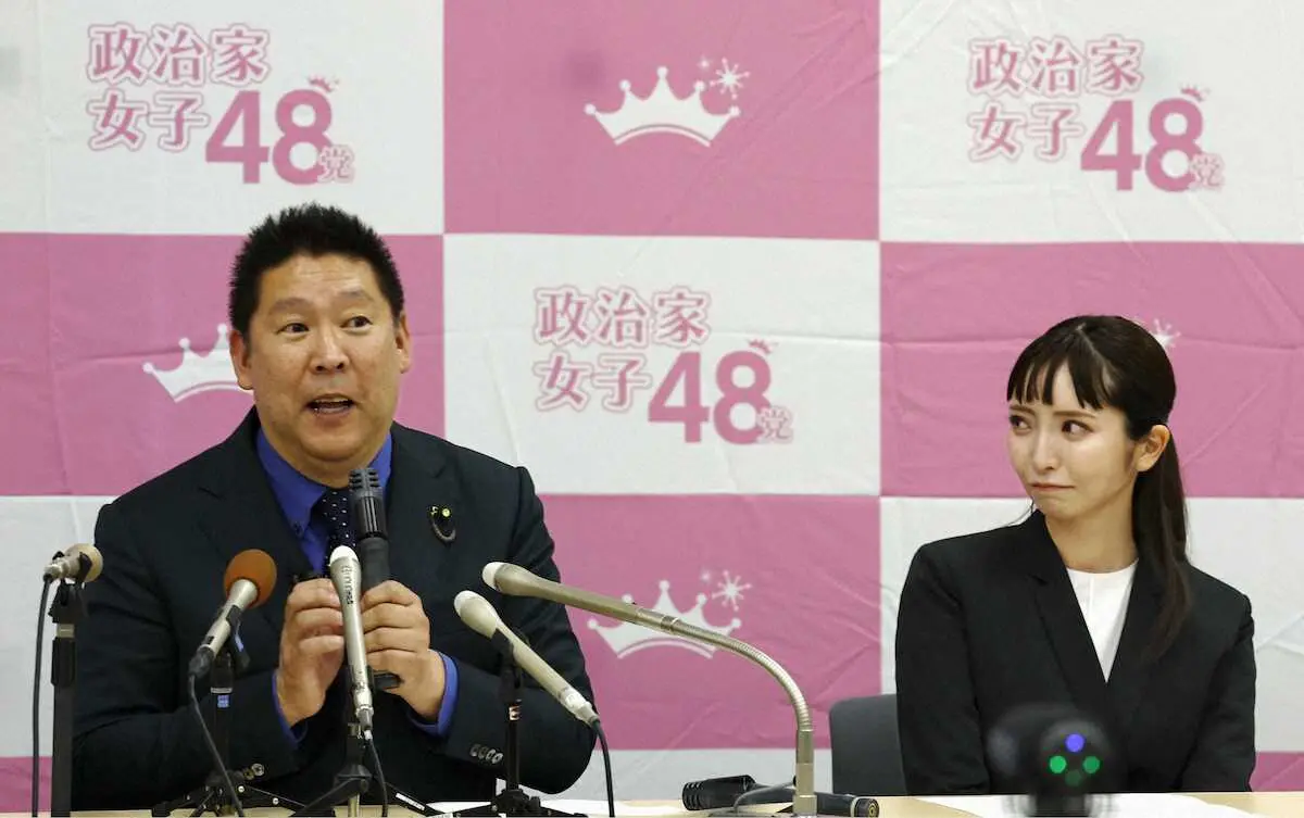 【画像・写真】記者会見でNHK党の党首辞任を表明した立花孝志氏。後任に大津綾香氏（右）の就任と、「政治家女子48党」への党名変更を発表した＝8日午後、国会