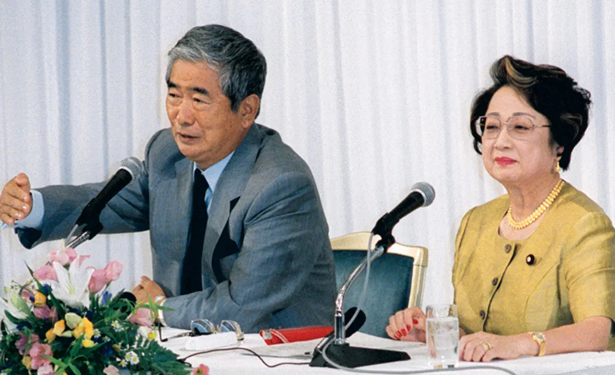 【画像・写真】2001年、緊急会合を終え記者会見する石原慎太郎都知事と扇千景国土交通相（共同）