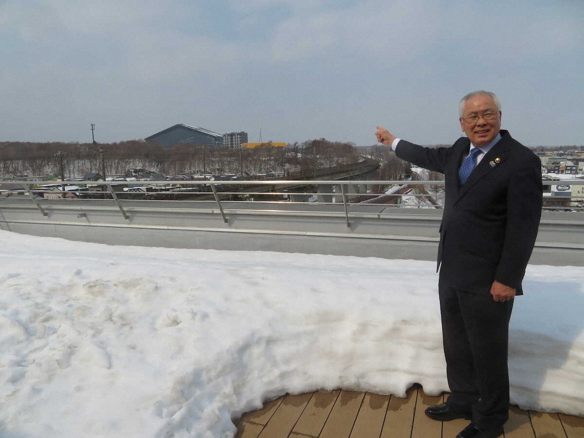 北広島市の市庁舎からエスコンフィールド北海道を指さす上野正三市長