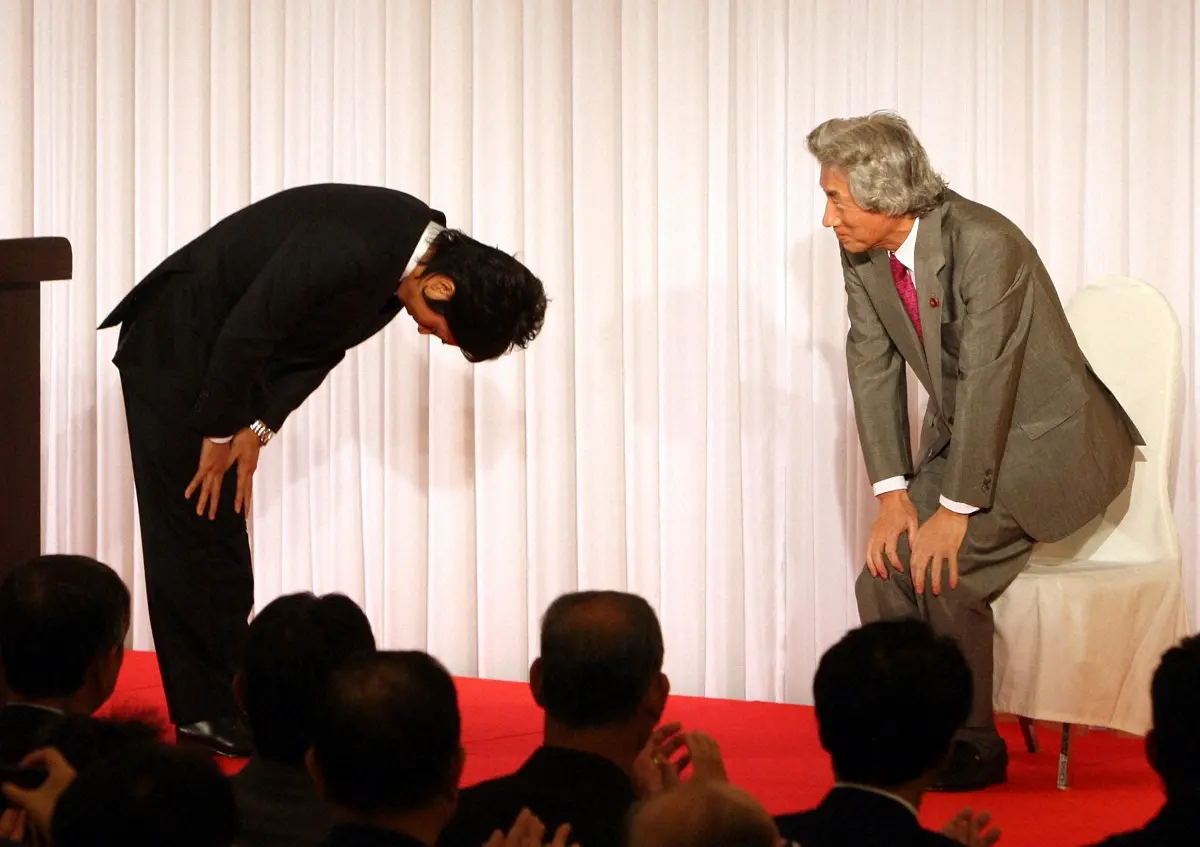 2008年、父の講演会で出馬表明した次男・小泉進次郎氏（左）は、父・小泉純一郎元首相に深々と頭を下げる