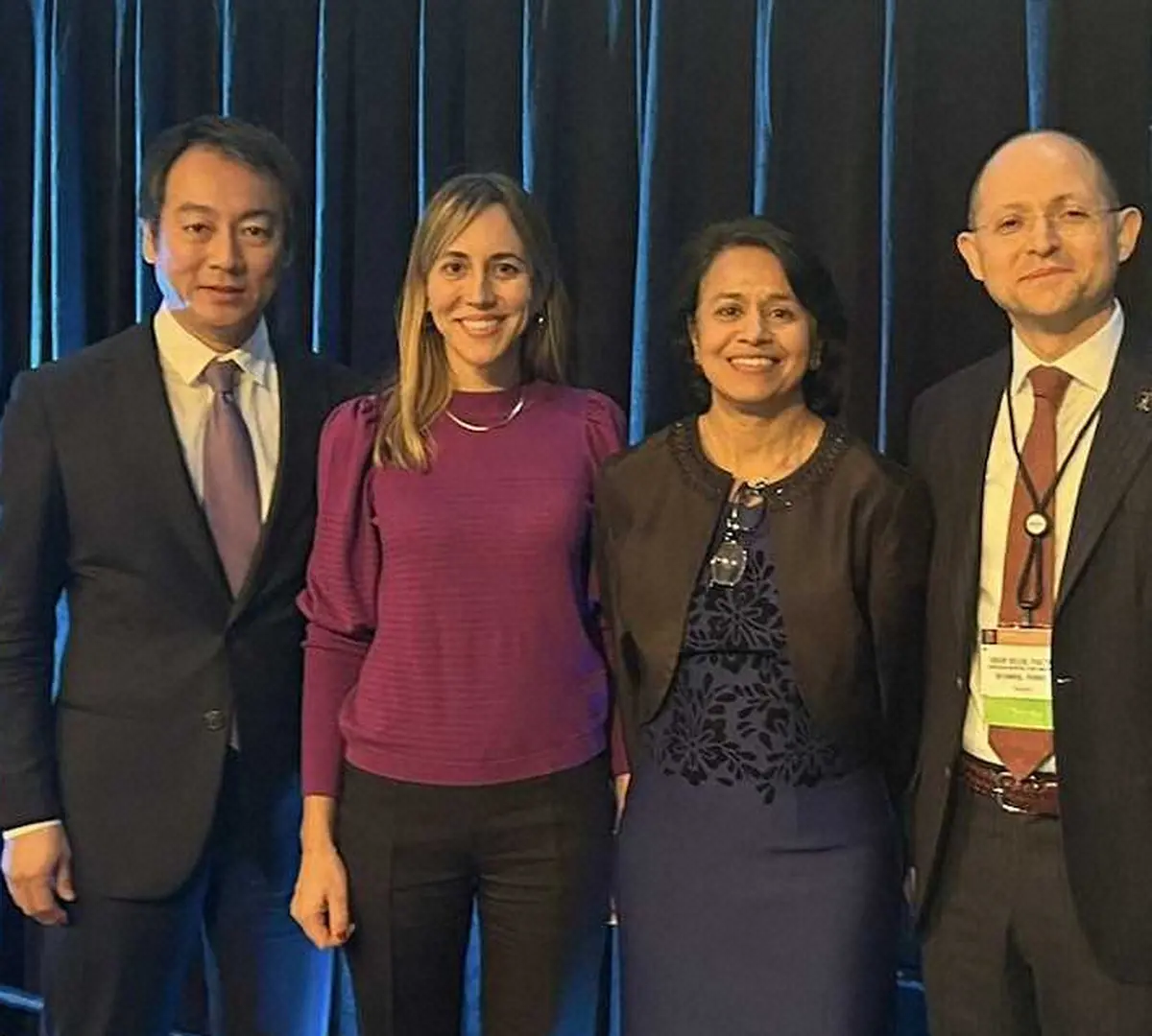 【画像・写真】米国臨床腫瘍学会の会場でセルチェク医師（左から2人目）と対面しました