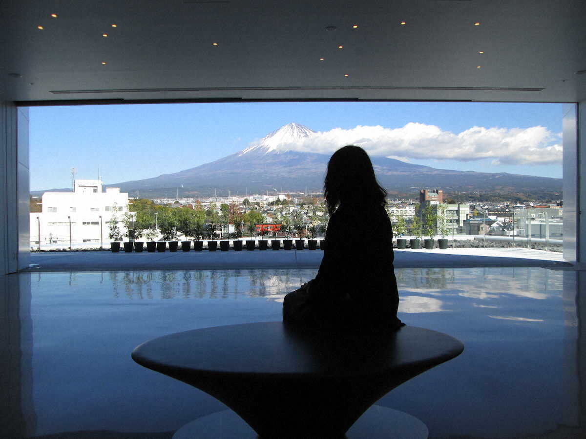 富士山世界遺産センターの展望ホールから望む富士山。大型写真を見ているようだ