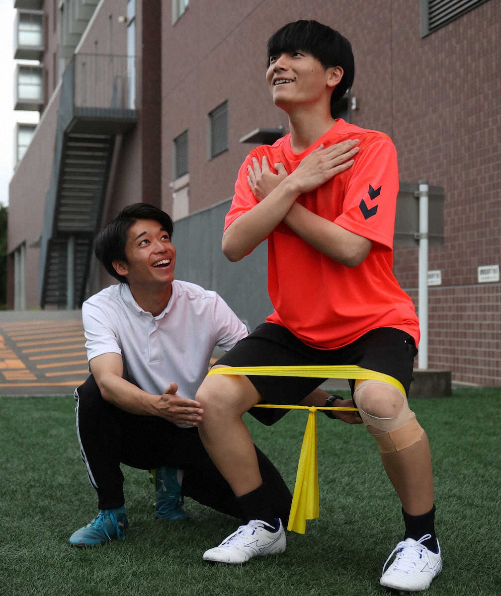 サッカー部に所属しつつ、トレーナーもこなす大澤（左）（撮影・平嶋　理子）