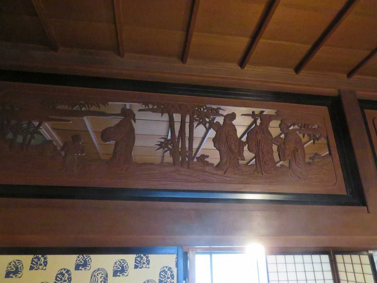 奥座敷と境目の欄間に施された「竹林の七賢人」の透かし彫り