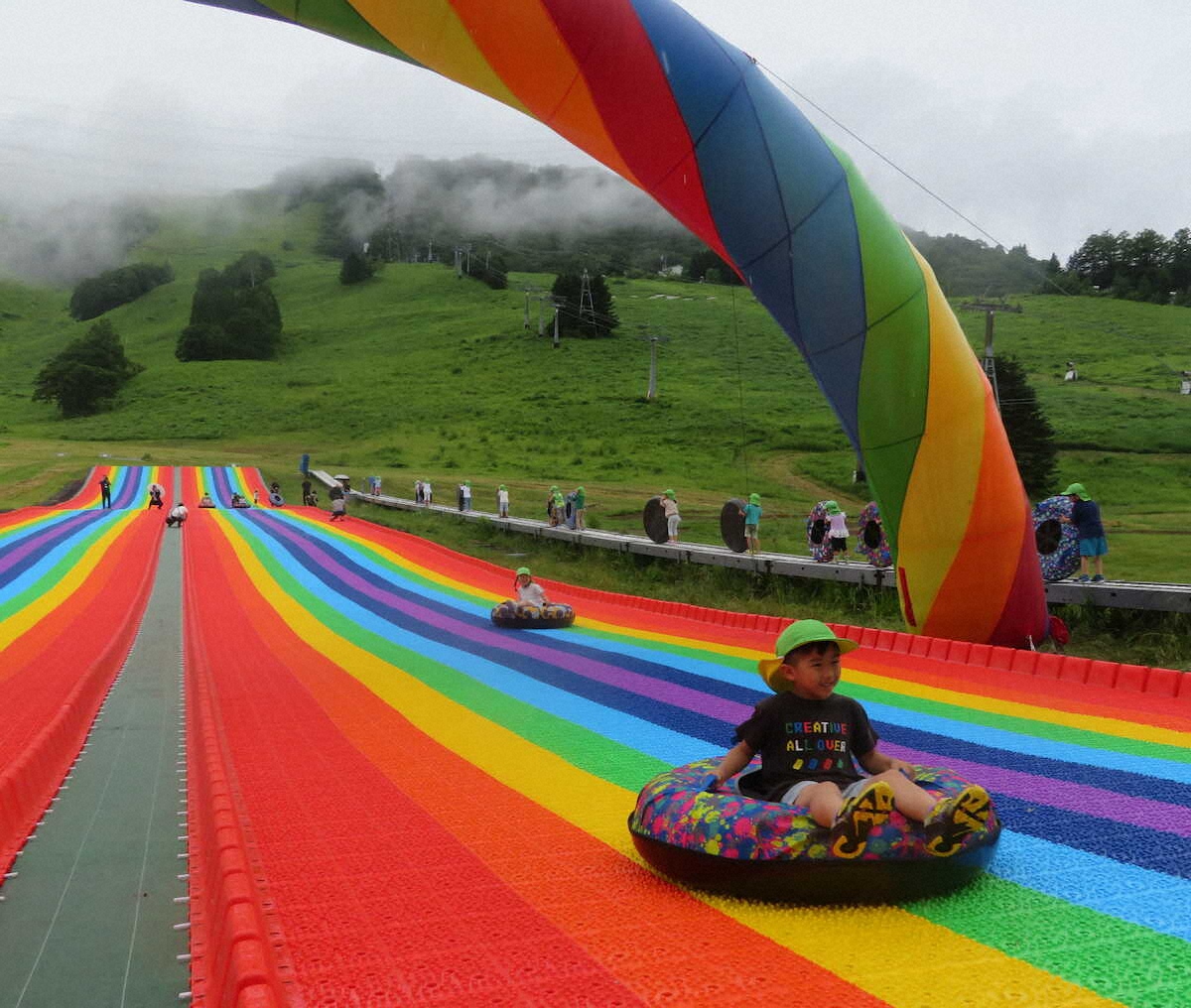 【画像・写真】【新潟・湯沢】夏のゲレンデに新絶景スポット！全長100mレインボースライダーでスピード＆スリル満喫