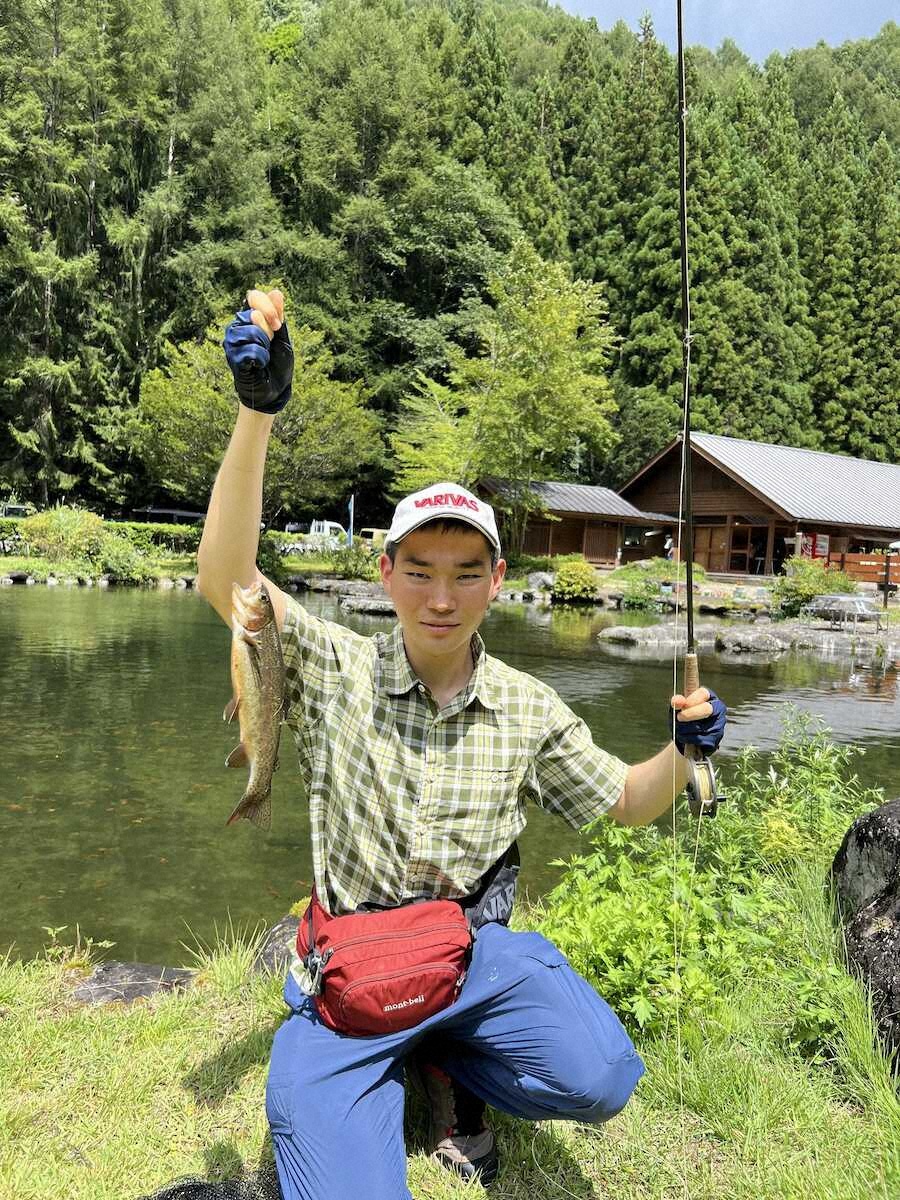 【画像・写真】顎下オレンジ鮮やか　35センチニジかかった　群馬県片品村「奥日光ファミリーランド白根魚苑」