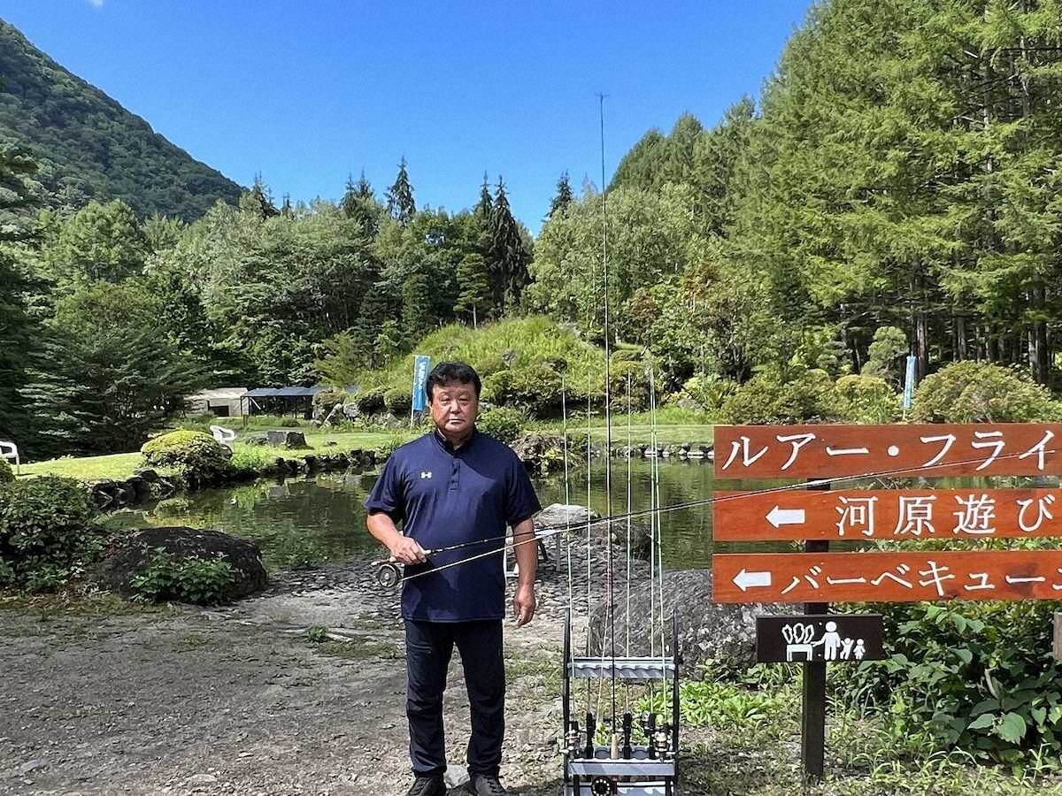 【画像・写真】顎下オレンジ鮮やか　35センチニジかかった　群馬県片品村「奥日光ファミリーランド白根魚苑」