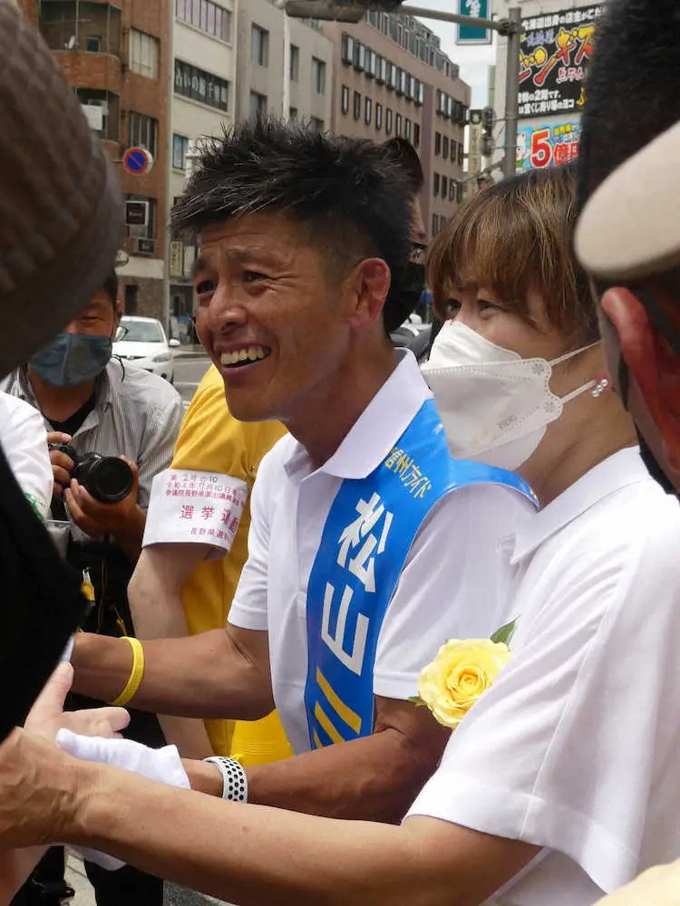 【画像・写真】有権者と握手する自民党の松山三四六氏、網浜直子夫妻
