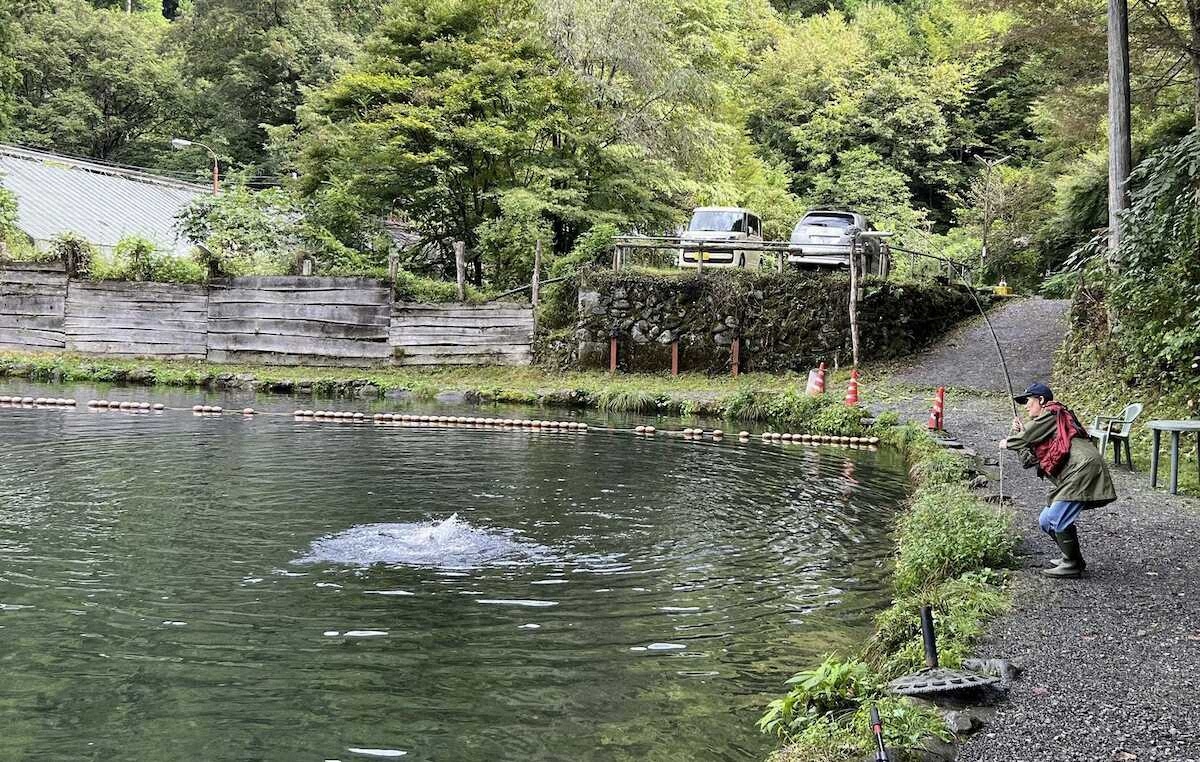 【画像・写真】訪れた甲斐あり！！53センチ甲斐サーモンレッド　山梨県小菅村「小菅トラウトガーデン」