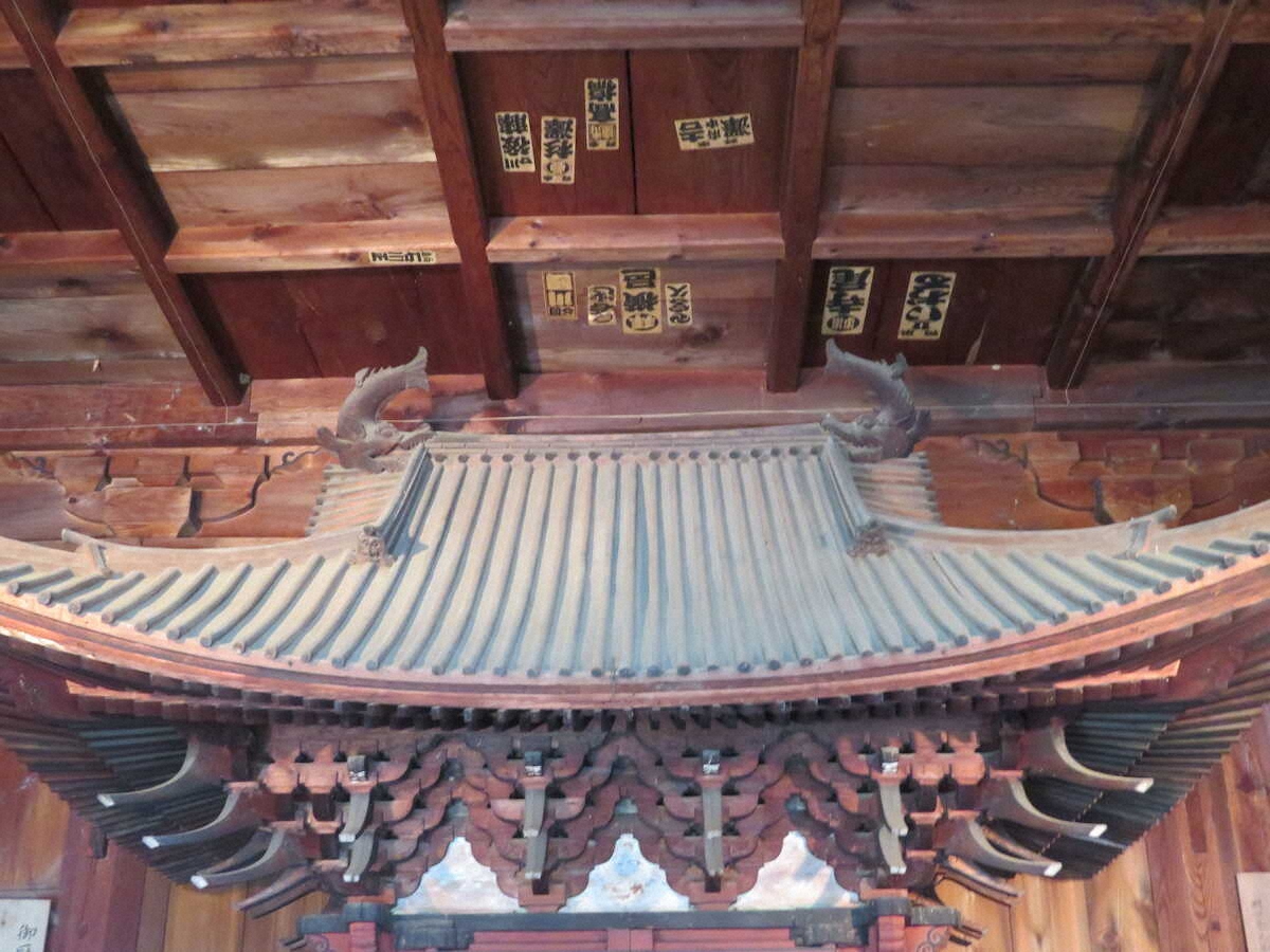 大宝寺観音堂内の厨子の屋根に乗る、日本最古の鯱