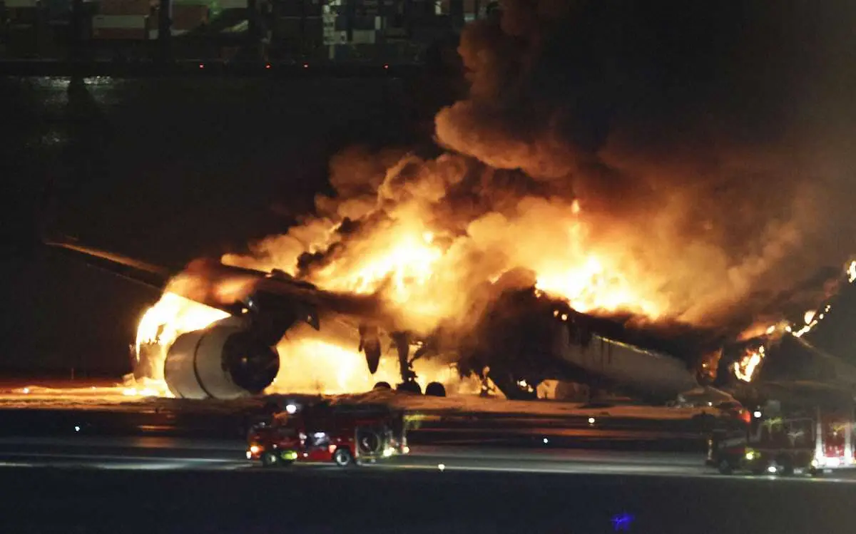 【画像・写真】日航機が羽田空港で炎上　379人の乗員乗客全員脱出　能登へ物資搬送中の海保機と空港で衝突