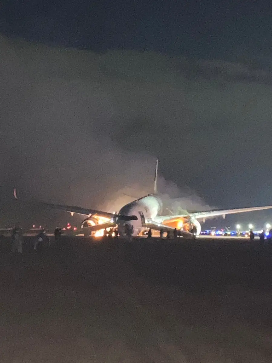 【画像・写真】炎上した緊迫の日航機　叫ぶ子供の声「早く出してください！」窓の外は炎…涙の乗客「生きていて良かった」
