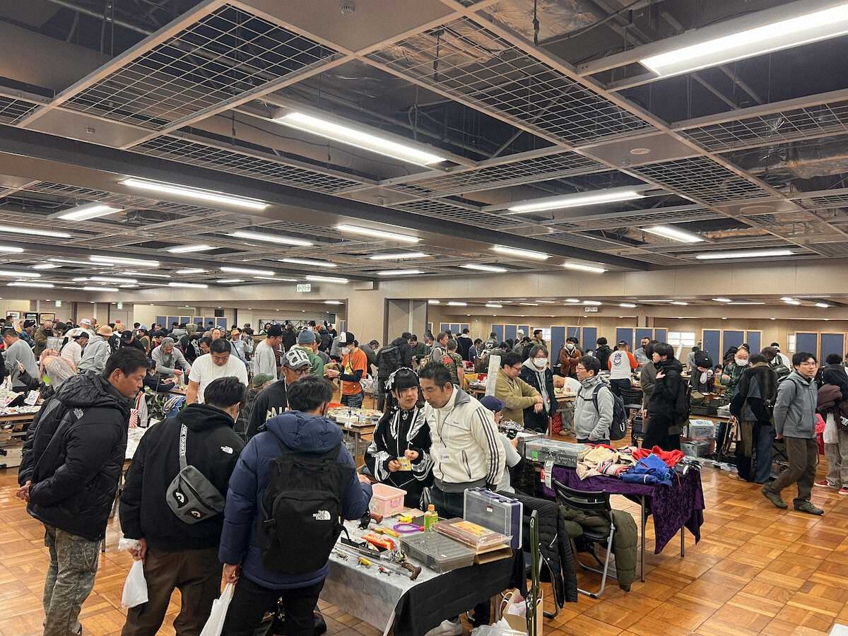 【画像・写真】東京・浅草でJFLCC東京展示即売イベント　個性豊かなタックル、絵画ズラリ