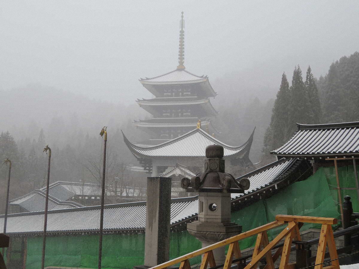 雪にかすむ大師堂清大寺の五重塔
