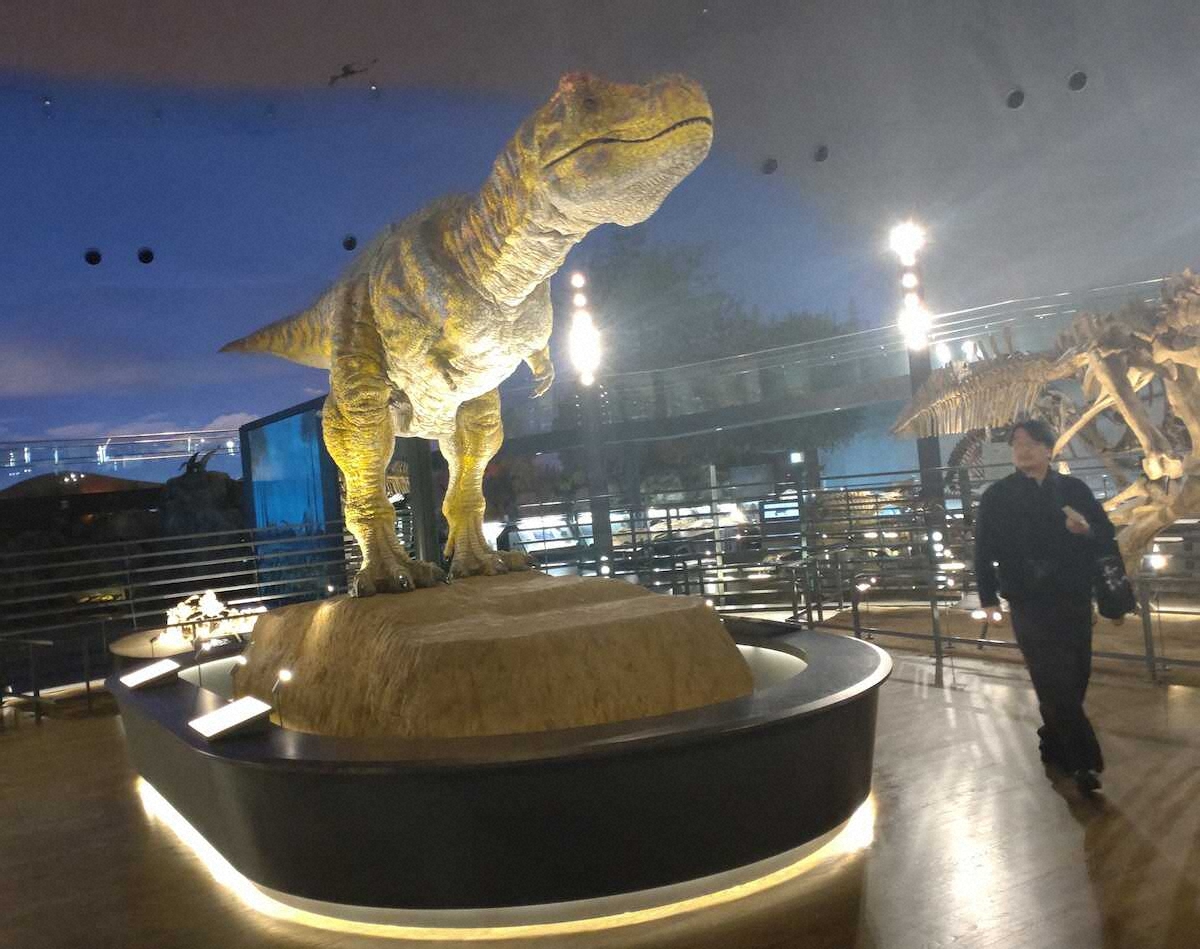 恐竜博物館の名物、動くティラノサウルスの迫力に見物客もビックリ