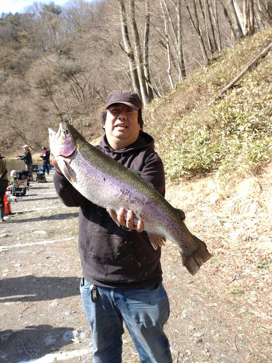 14日の大会で内田さんは75センチのドリームサーモンを釣り優勝