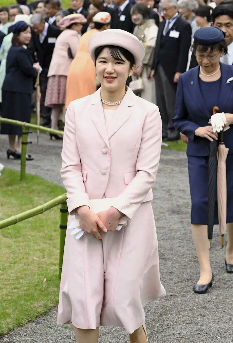 【画像・写真】春の園遊会に出席された天皇、皇后両陛下の長女愛子さま