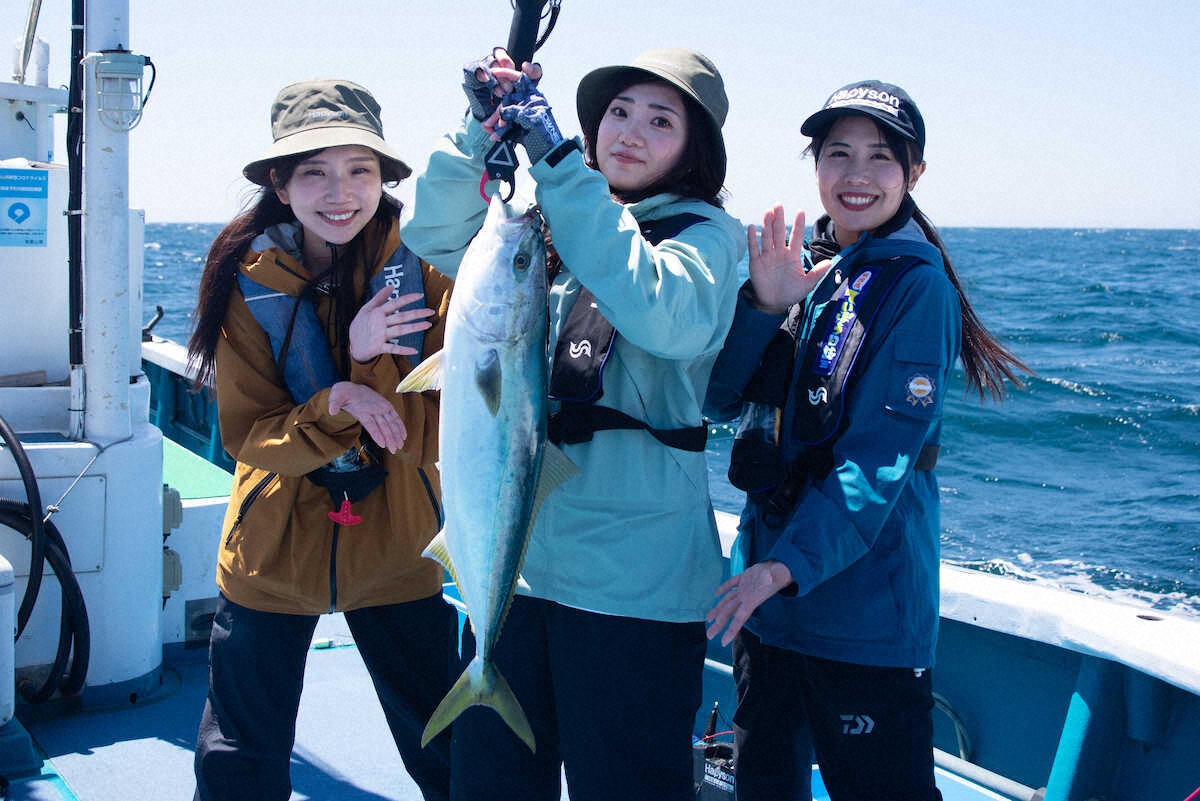 【画像・写真】和歌山県・白浜町「代々丸」　パワフルな青物と力比べ　良型メジロをゲット!!