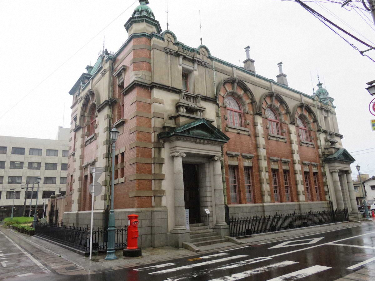【画像・写真】【佐賀・唐津】辰野金吾の愛弟子が設計、赤レンガの旧唐津銀行　金庫で“新1万円札束”体験も