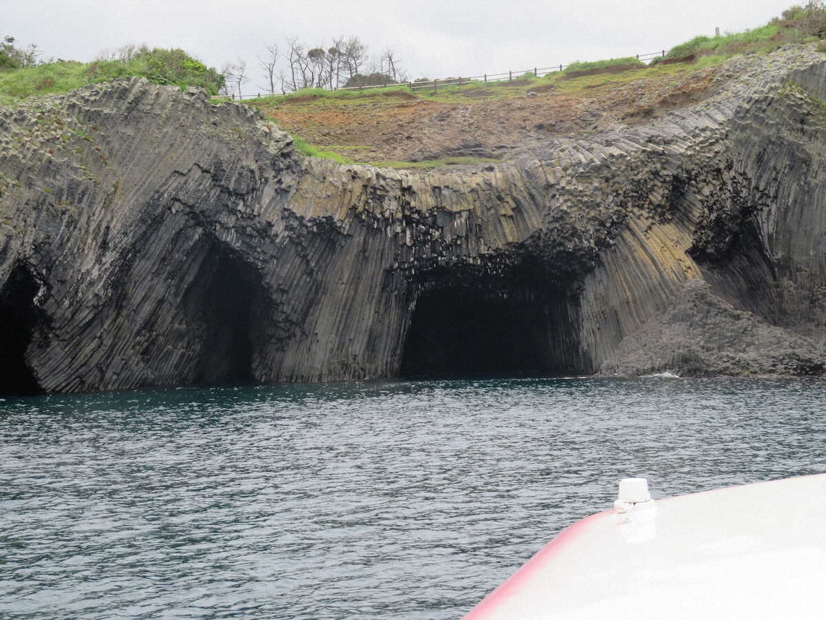 【画像・写真】【佐賀・唐津】衝撃のおいしさ！コリコリ絶品「呼子のイカ」に舌鼓　食後は七ツ釜洞窟へ絶景クルーズ