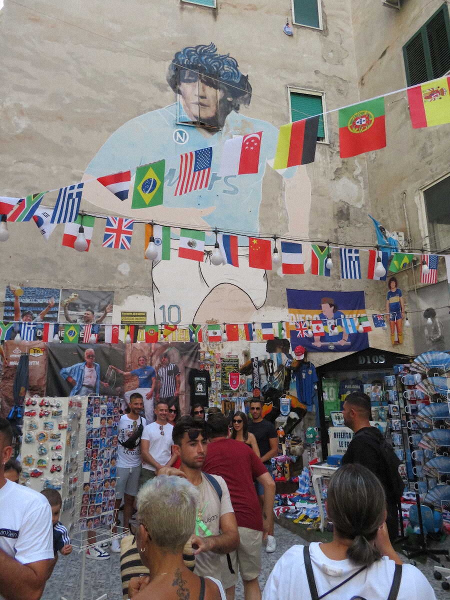 【画像・写真】【南イタリア】ナポリと言えばマラドーナ！巨大壁画の前はまるで博物館