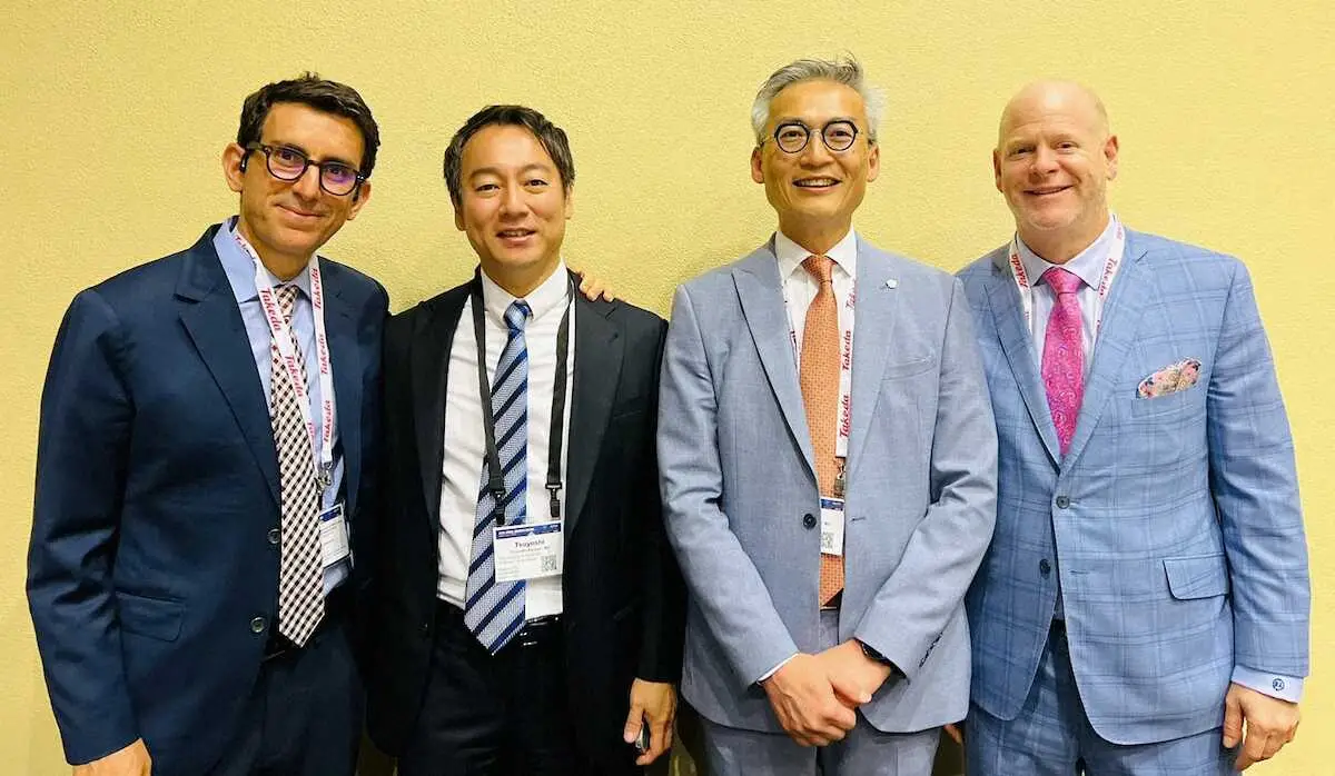 【画像・写真】Dr.George　Chang（右から2人目）をはじめ、さまざまな国籍、人種の外科医と一緒に仕事をしています