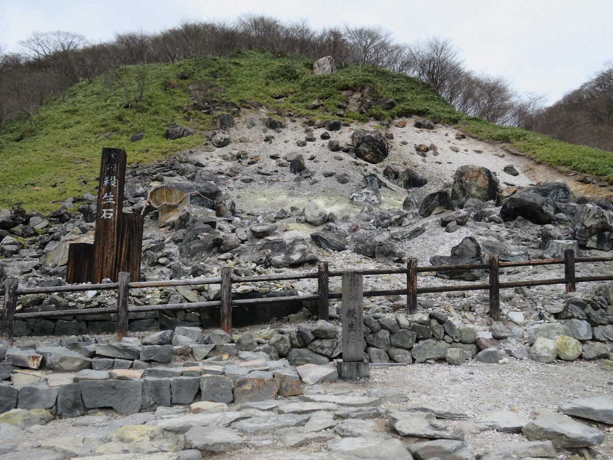 【画像・写真】【栃木・那須】硫黄の匂い漂う荒涼の地　殺生石にまつわる九尾の狐伝説とは