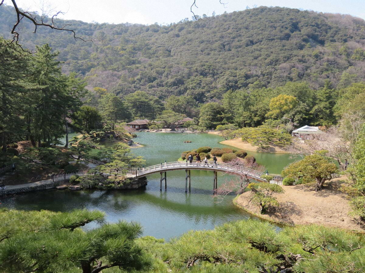【画像・写真】【香川】ミシュラン三つ星のお墨付き　栗林公園で松＆池のコラボ堪能
