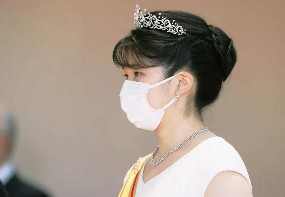 【画像・写真】岸田首相らから祝賀を受けられる天皇、皇后両陛下の長女愛子さま。黒田清子さんから借りたティアラを着用した＝5日午後、宮殿・梅の間（代表撮影）