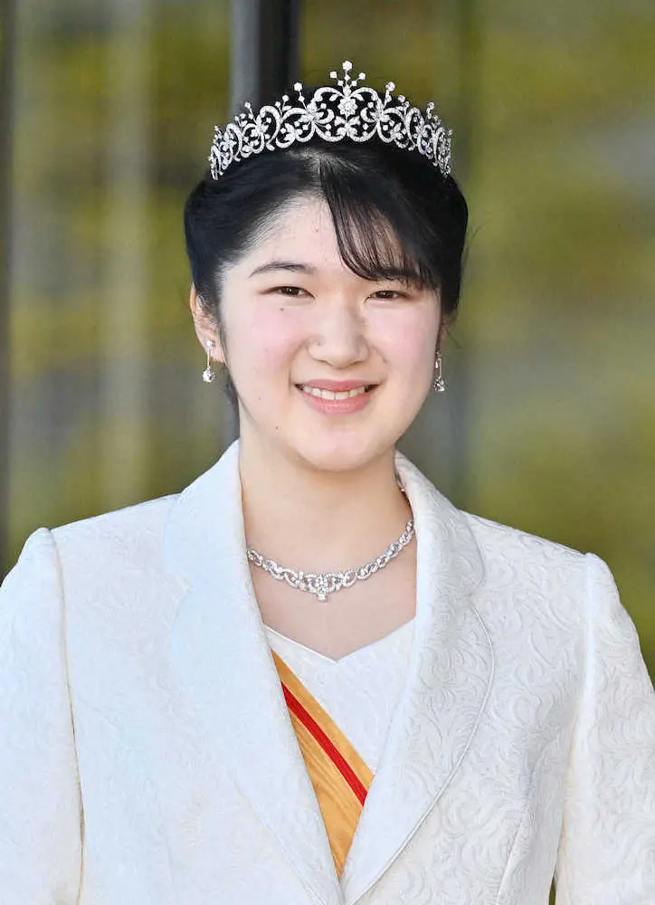【画像・写真】天皇、皇后両陛下に成年のあいさつを終えられた長女愛子さま。黒田清子さんから借りたティアラを着用した（代表撮影）