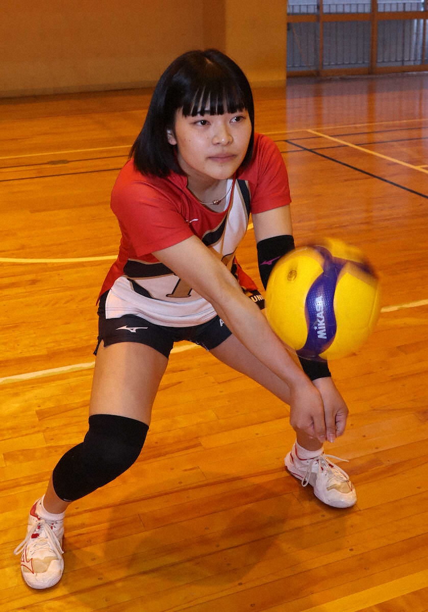 【画像・写真】レシーブするセッターの青木優　（撮影・奥　調）